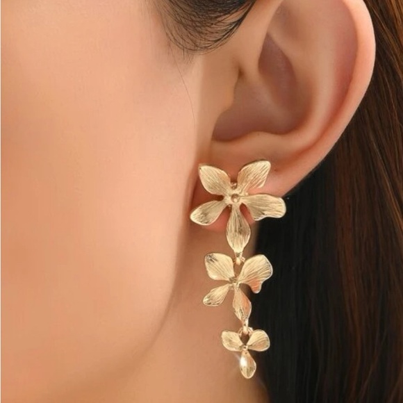 GOLD PLATED TRI-PETAL FLOWER DROP EARRINGS - Picture 5 of 7